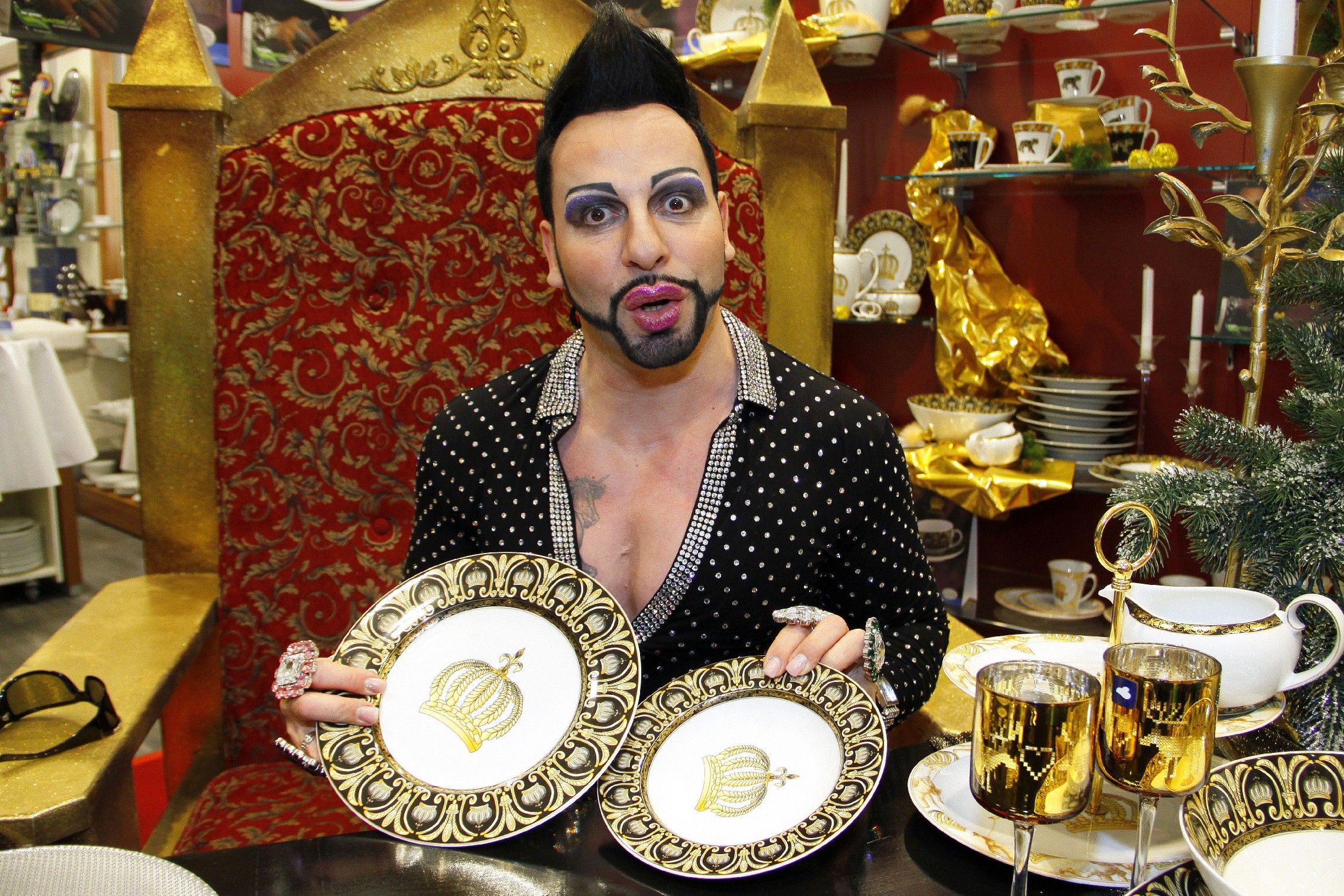Harald Gloeoeckler promoting his china collection | Picture 117498